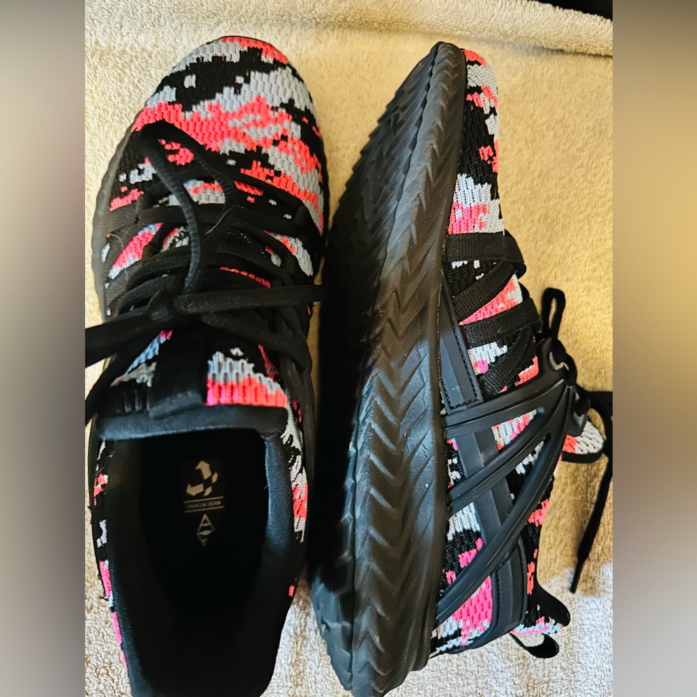 Black tennis shoes with multiple colors throughout, very comfortable.